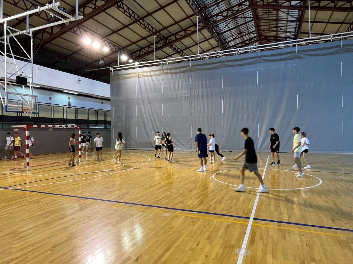 Hoy, el alumnado de 1ºBachillerato ha asistido a la UE y ha participado en el “Día del deporte” organizado por alumnos del grado de Ciencias de la Actividad Física y del Deporte. Han conocido las características de este grado y sus salidas profesionales. #EducaciónFísicaesSalud💪