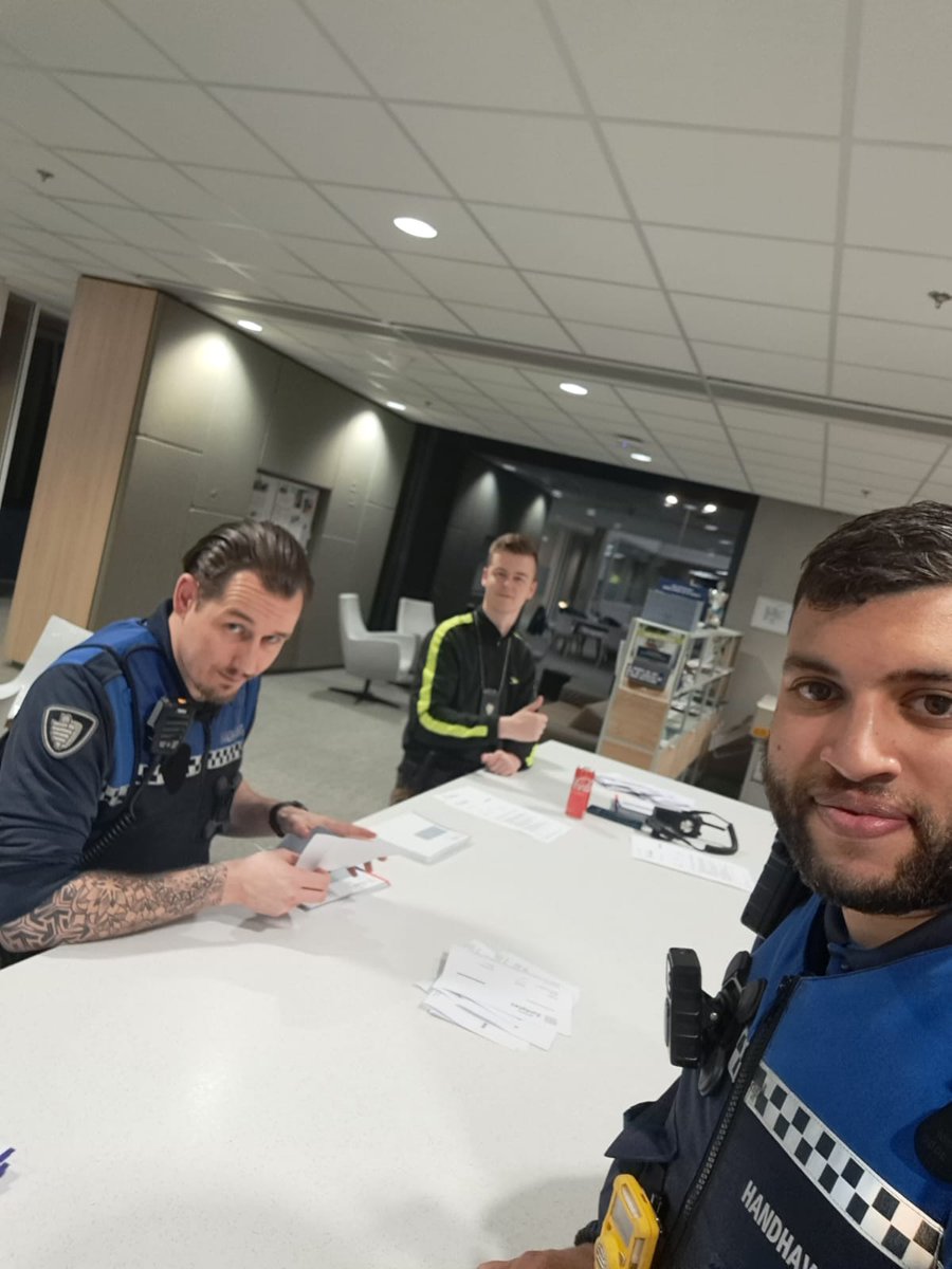 Dat betekende een lange nacht en ondersteuning bieden op diverse fronten. Vannacht oa met de Buitendienst bewonersbrieven met handelingsperpectief bezorgd in direct effectgebied. 7:00u 😳 alweer paraat om onder meer scholen persoonlijk te informeren #kortenacht #dienstbaar crisis