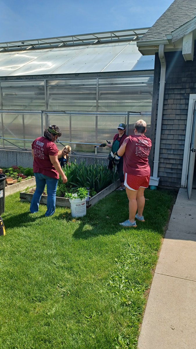 BrucemoreSite's tweet photo. Thank you @CollinsAero for participating in @UWECI's Day of Caring! Volunteers spent the morning prepping our gardens for the summer. We appreciate all their hard work!

#DOC2023 #cedarrapids #volunteering #trustsites https://t.co/f0U8uXymUs