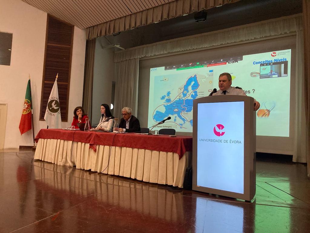 CE_PTrep's tweet photo. Os desafios da Defesa Europeia na Era Digital 🇪🇺
📍Universidade de Évora 🇵🇹 recebeu a 2ª edição do #NextGenerationYOU, iniciativa para jovens universitários debaterem com especialistas a sua visão e expetativa em relação ao futuro da UE, desta vez sobre a indústria de Segurança. https://t.co/SKoYG7Gx0x