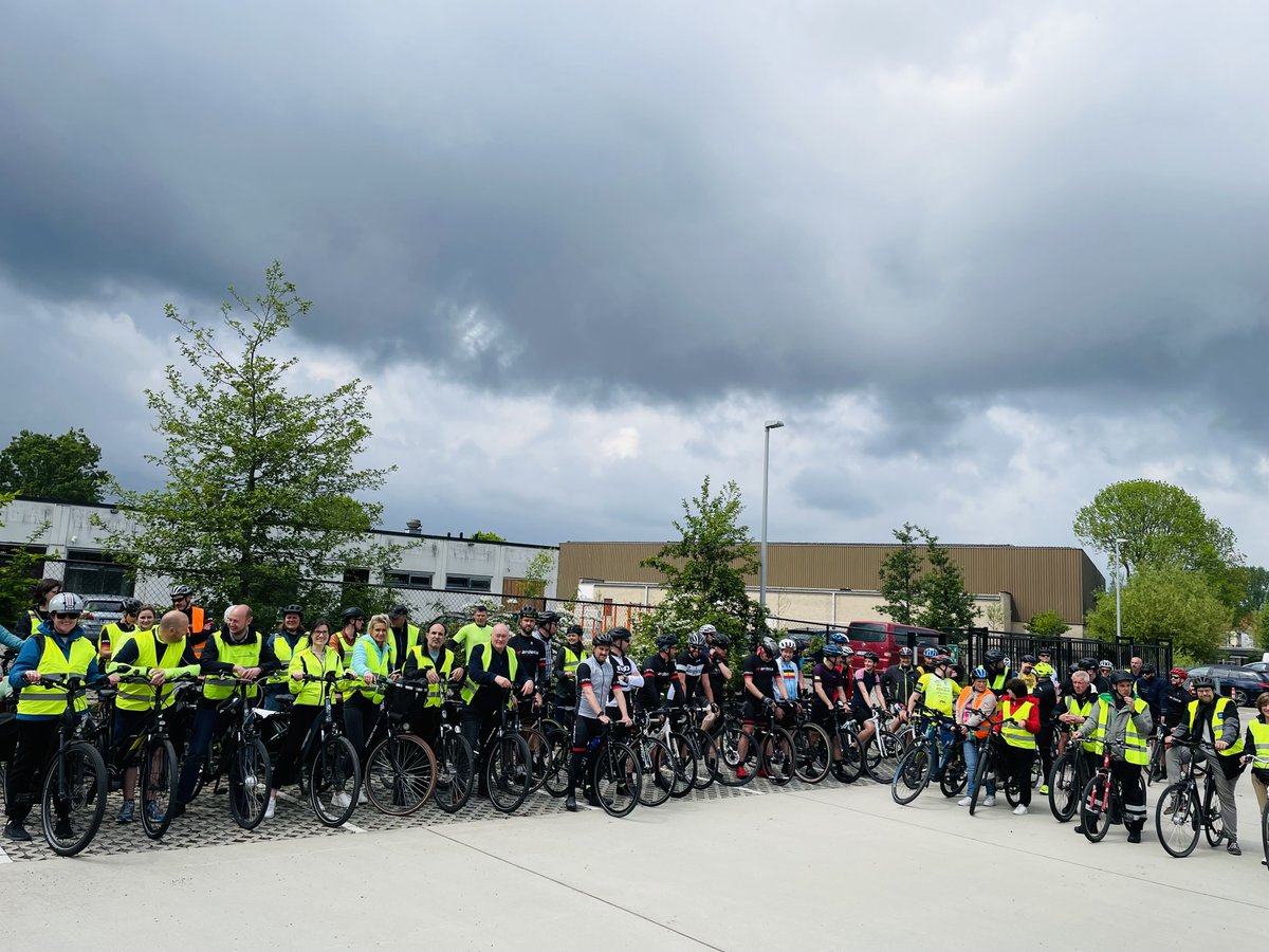 pzvlas's tweet photo. 🚴♀️🚴🚴♂️Een sportieve of recreatieve fietsrit❗️Daar ging deze grote en enthousiaste groep #pzvlas collega’s voor tijdens onze sportnamiddag vandaag ☁️ De wolken dreigden wel maar hielden zich grotendeels koest 💪 #TeamVLAS https://t.co/erkqaKb3M1