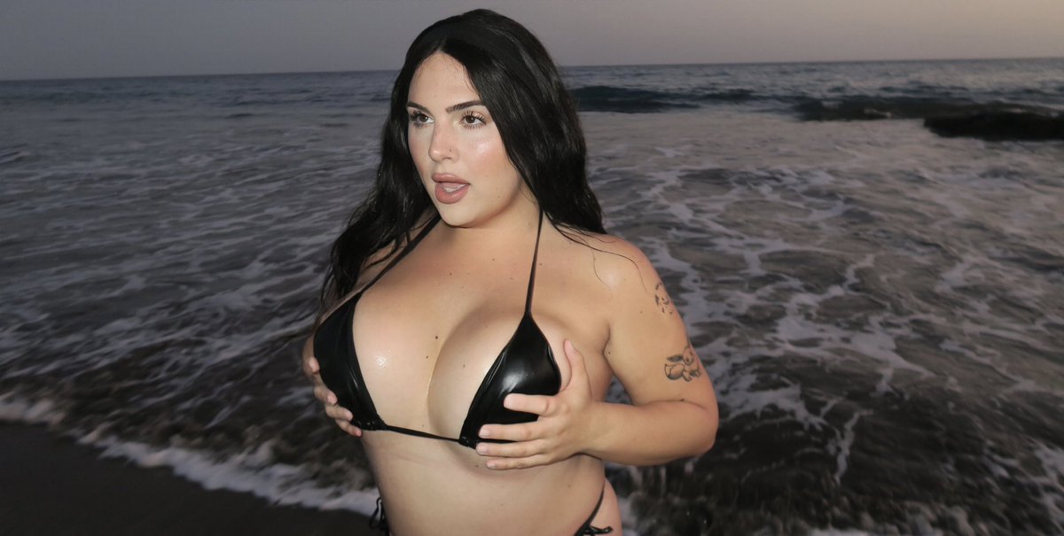 deenahsanchezz's tweet photo. Yo im obsessed with this shoot 😳🥵
#mtf #trans #OF #onlyfans https://t.co/6RaVXwq00l