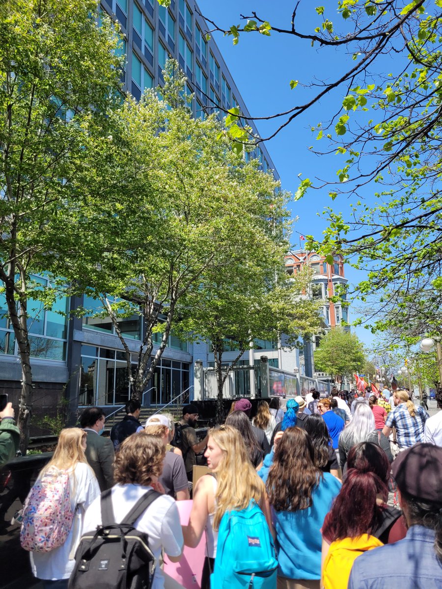HorizonOttawa's tweet image. HUGE turnout for the Rally/March to #DefendChoice today in #Ottawa.

Great to be here to stand in solidarity with @DefendChoiceOtt, @PPOttawa and so many other great orgs and great folks!