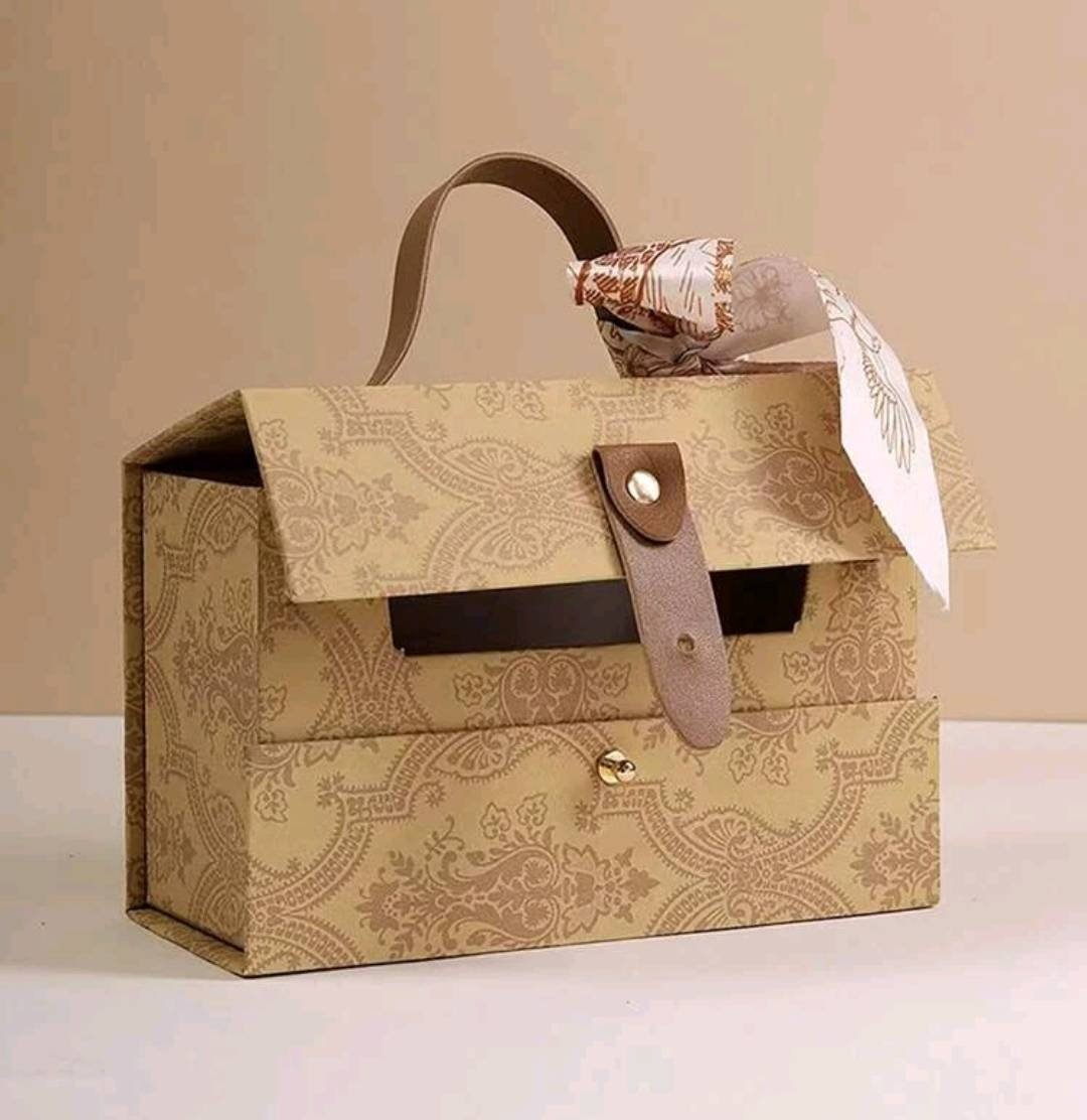 #etsy shop: Gift Box - stunning & quirky

#etsyukseller #lovegiftbox #giftbox #valentinesgiftbox #weddinggiftbox #bridalpartygift #quirkycreationsni etsy.me/41tz3r9