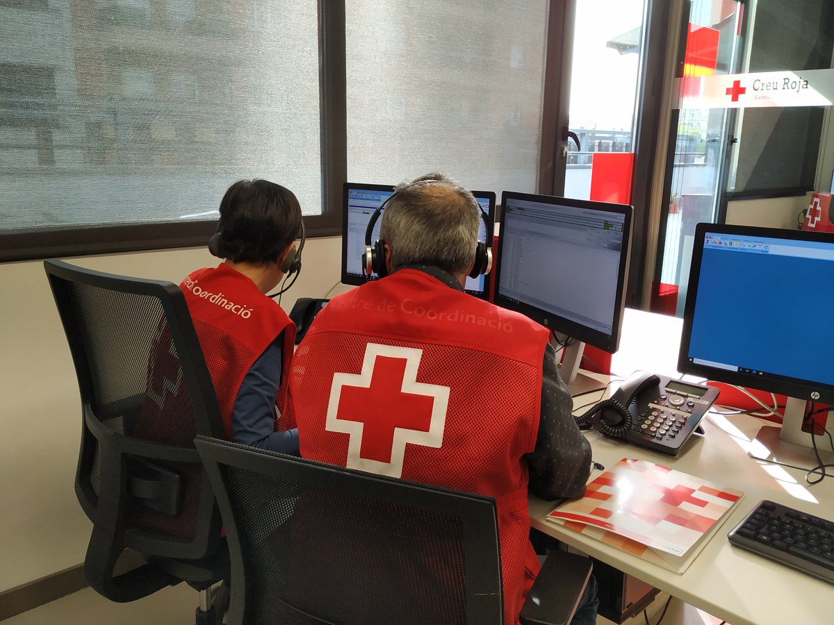 CCCreuRojaCAT's tweet photo. L'equip de voluntaris del Centre d'Operacions de @CreuRojaCAT  detectar necessitats, ESCOLTAR a les persones. https://t.co/qcDgReD7eZ