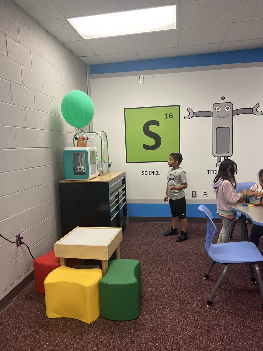 MRivera_2's tweet photo. Amazing things happening in our STEM Lab. @PeaseMustangs @ECISDScience https://t.co/rKuHQO7aEF