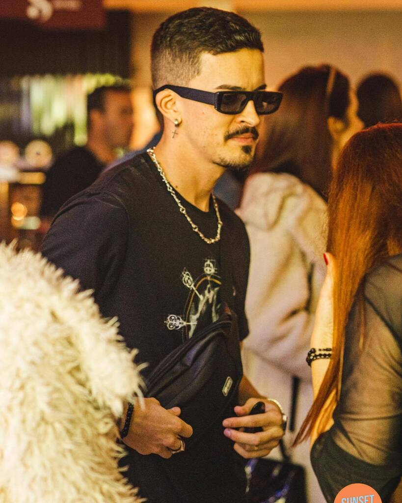 DiMatosDj's tweet photo. “Disio” - Paparazzi, April - 2023 😂
.
.
.
.
.
#dimatosdj #djlife #techno #techhouse #sunset #pioneerdj https://t.co/Wc3N6mzL1D https://t.co/AYYjKXMmPL
