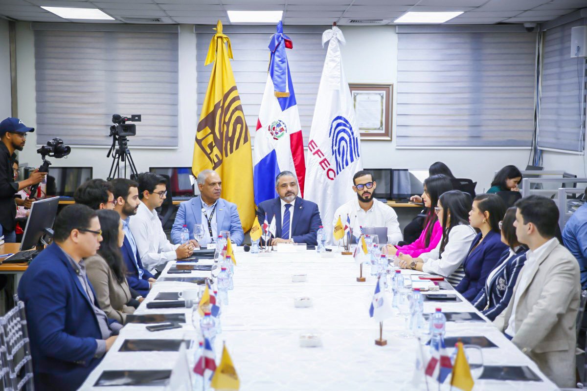 Agradecemos al honorable miembro del pleno de la Junta Central Electoral <a href="/samirchamiisa/">Samir Chami Isa</a>, por recibirnos y compartir con nosotros este Meet The Leader. 

De igual forma, a la Escuela Nacional de Formación  Electoral y del Estado Civil, por su disertación.