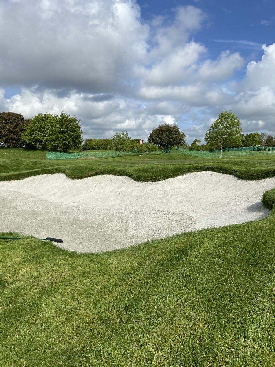 Fantastic to be able to softly open the new greenside bunkers and turfed areas on the Creek Front 9 today. Work will continue in gradually reducing the cut around the bunkers but they are looking fantastic!