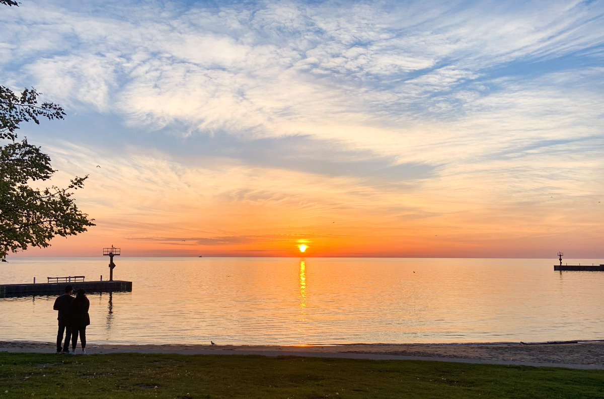 pseudoroom's tweet photo. Sunrise in #Chicago, by way of the morning run https://t.co/00x1hTMmEK