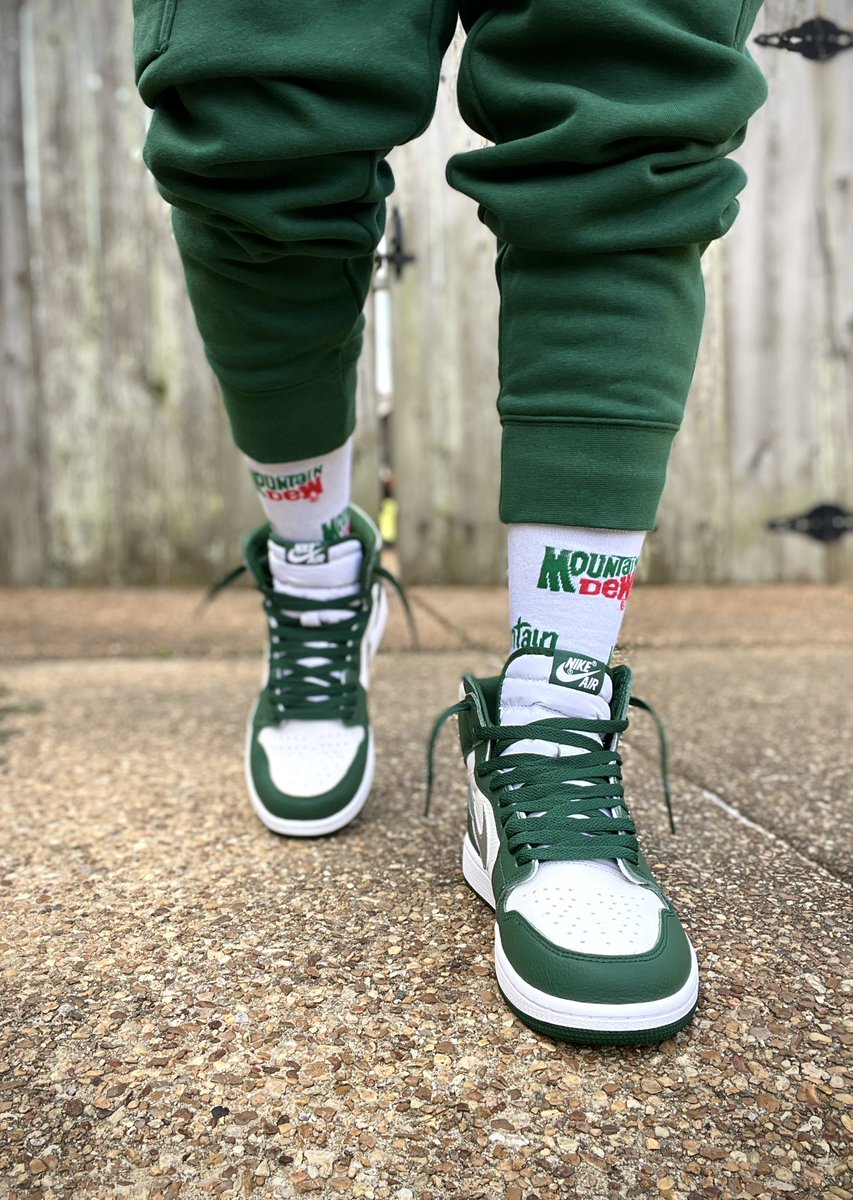 luvkicks4life's tweet photo. Happy Friday Eve Twitter fam! It’s Day 4 of #7DaysOfJoggers Only one day until the weekend. Who’s ready🙋🏽‍♂️😎☀️

#kotd Air Jordan 1 Gorge Green
 @x_juanwilson #snkrsliveheatingup #snkrskickcheck #yoursneakersaredope #wearyoursneakers #kickcheck https://t.co/cjL7lgi6zM