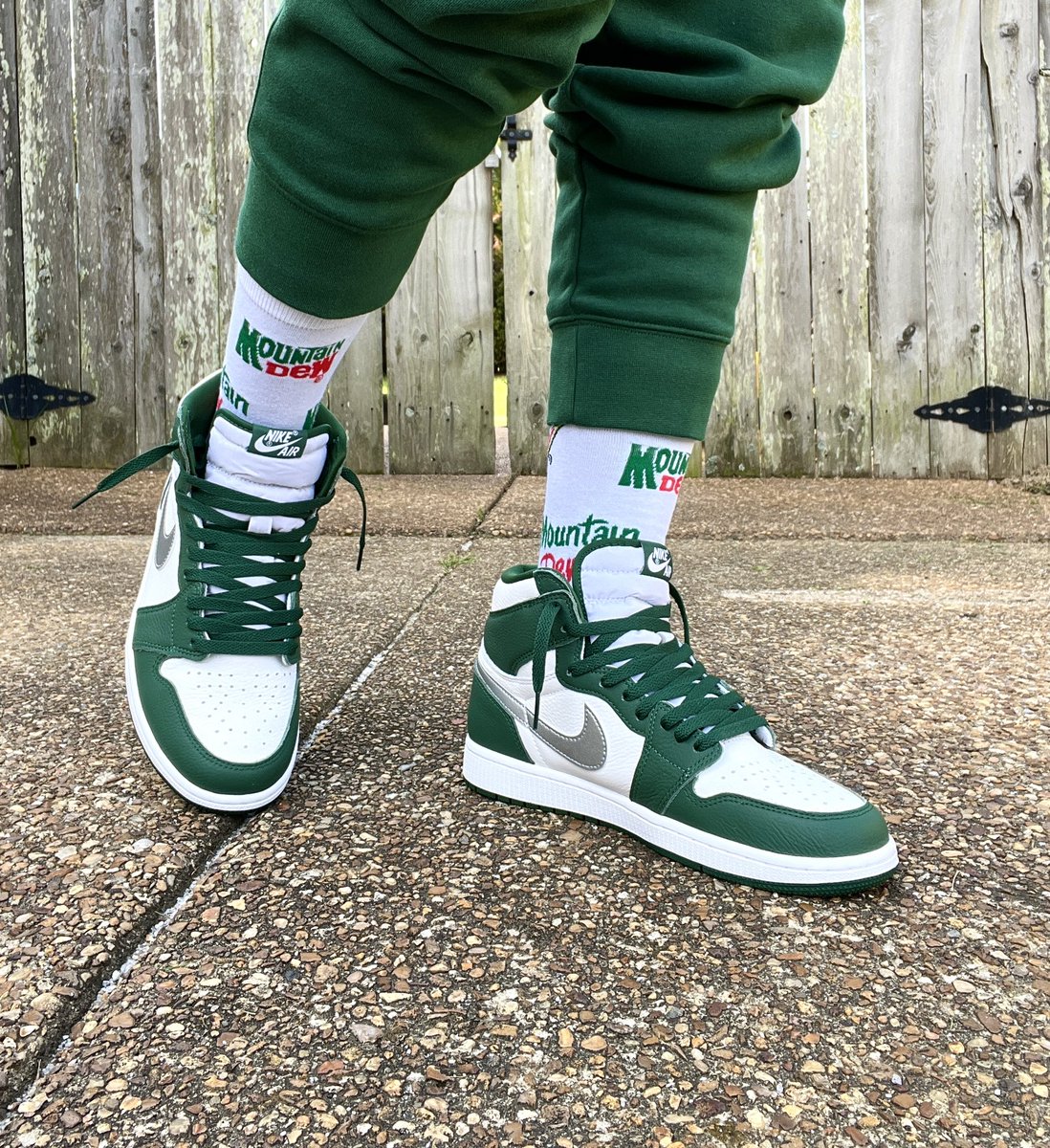 luvkicks4life's tweet photo. Happy Friday Eve Twitter fam! It’s Day 4 of #7DaysOfJoggers Only one day until the weekend. Who’s ready🙋🏽‍♂️😎☀️

#kotd Air Jordan 1 Gorge Green
 @x_juanwilson #snkrsliveheatingup #snkrskickcheck #yoursneakersaredope #wearyoursneakers #kickcheck https://t.co/cjL7lgi6zM