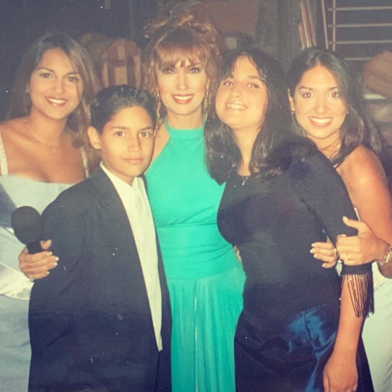 GildaHaddock1's tweet photo. Jueves de recuerdos… celebrando el Día de las Madres en mi trabajo como animadora en #WIPRTV con mis adorados hijos: Edmée , Jorge, Kiara y Francheska. El mejor regalo de la vida! 🥰 #mothersday #tbt #lovemychildren #gildahaddock #puertorico https://t.co/RY0GX2CamH