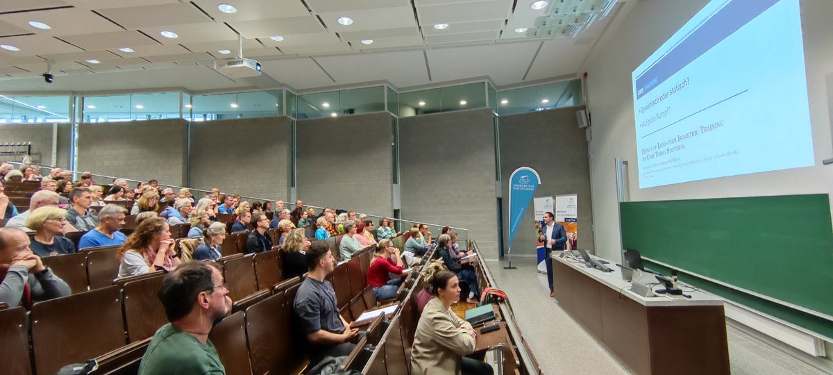 Mehr als 200 Teilnehmer*innen beim SBR-Gesundheitsspecial "Gesunder Rücken" im Audimax der HS Koblenz. Referent Thorsten Becker Agilidis gibt in zwei Vorträgen Tipps zu Prävention und Therapie.