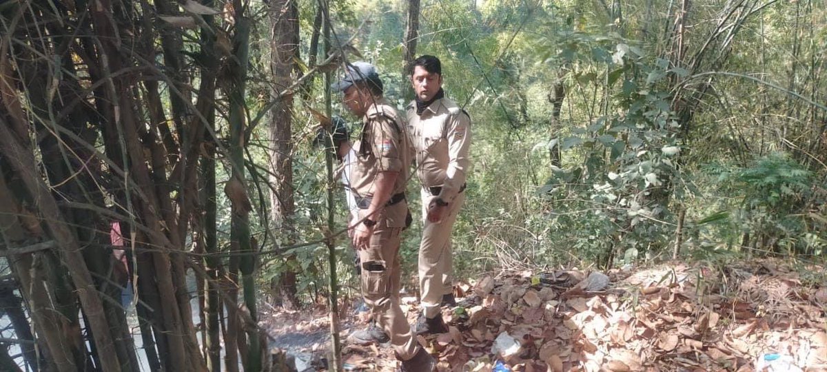 DehradunPolice's tweet photo. #firefighter
💠 कैंट थाने की चीता पुलिस ने तत्परता और सूझ बूझ से जंगल की आग पर पाया काबू, कई हेक्टेयर जंगल को खाक होने से बचाया।
#UttarakhandPolice
#UKPoliceHaiSaath
#HumanInKhaki
#खाकी_में_इंसान
#UKPoliceCares
#UKPoliceApp
#UKPRescueOps https://t.co/Yc9gbr9IKw