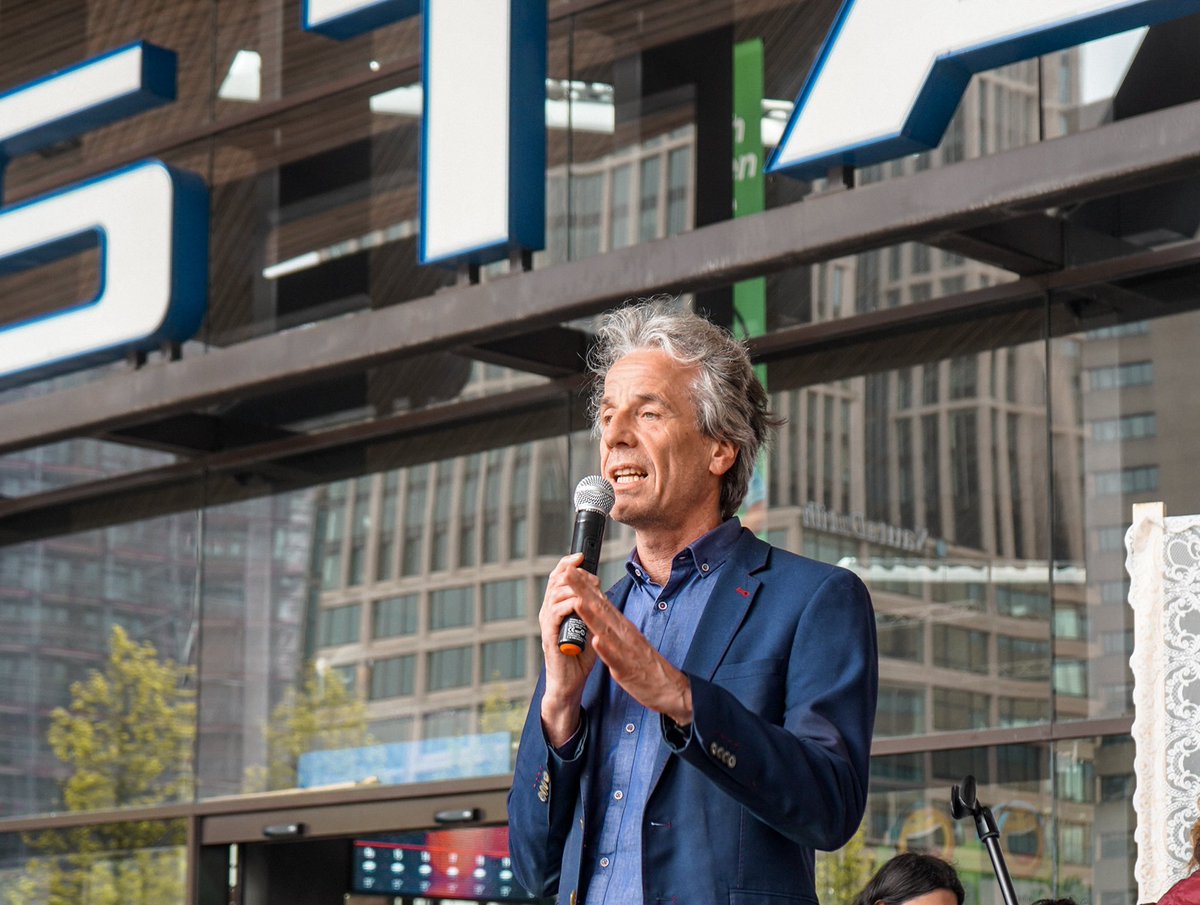 RotterdamCU's tweet photo. De #bankjes op Centraal Station zijn nog steeds niet terug geplaatst. 

Daarom was raadslid Tjalling vanmiddag aanwezig bij ‘De Bankjes Bijeenkomst’ waarbij opnieuw aandacht werd gevraagd voor de problemen die er zijn rondom #dakloosheid.

#RechtOpRust #HostileArchitecture #ns https://t.co/ikXvzM8CVb