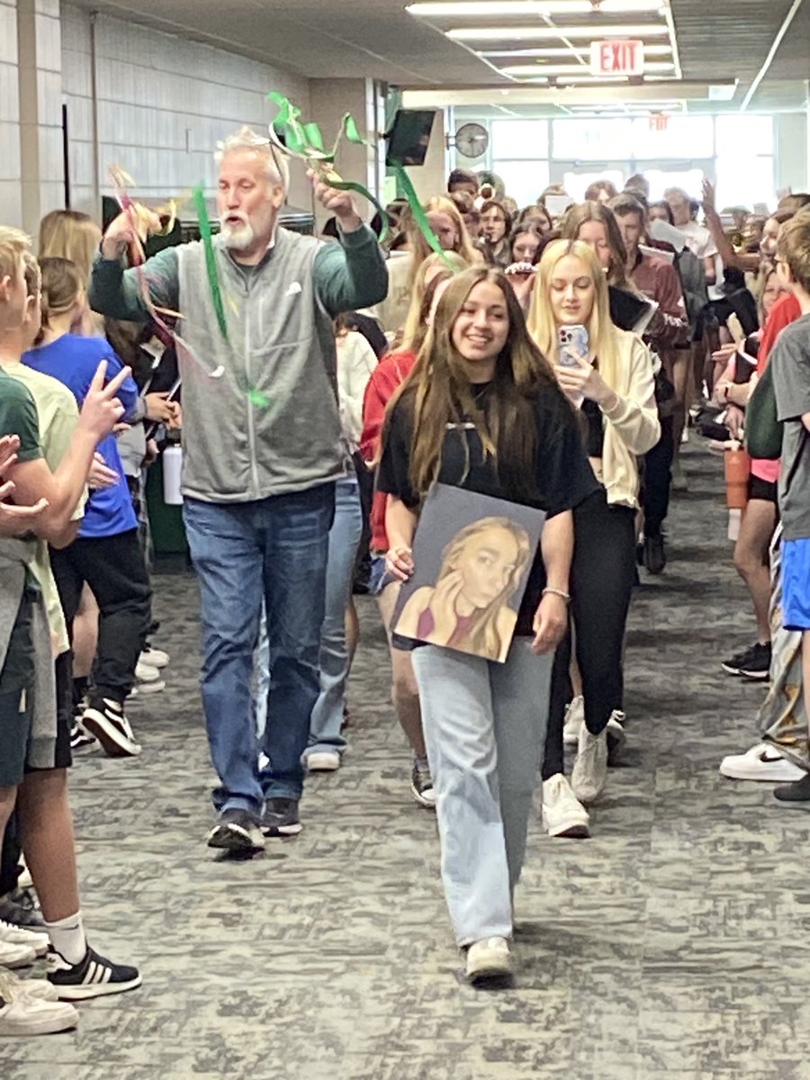 Litchfield465's tweet photo. Dragon Walk for Alexa Case and Mr.Banks as she qualified to the State MSHSL level in Fine Arts for her painting. #golitch https://t.co/731m2yIYI8