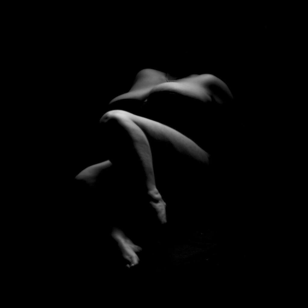 J3photo2's tweet photo. Betty - faceless series
With no eyes @blue_eyedbetty77
#fineartphotography #fineart #bnwsouls #bnwzone #bnw_captures #greenvillemodel #greenvillephotographer #scmodel #scphotographer #backlit #dramaticlighting #yeahthatgreenville #sensuality #bodyart… https://t.co/dFNzZBei4q https://t.co/gyfku1flak