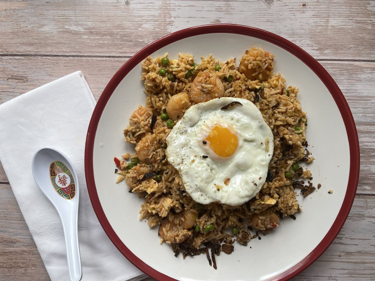 Why not top your Nasi Goreng with a fried egg? Great Singapore/Indonesian breakfast food! bitspicy.com/news/nasi-gore…