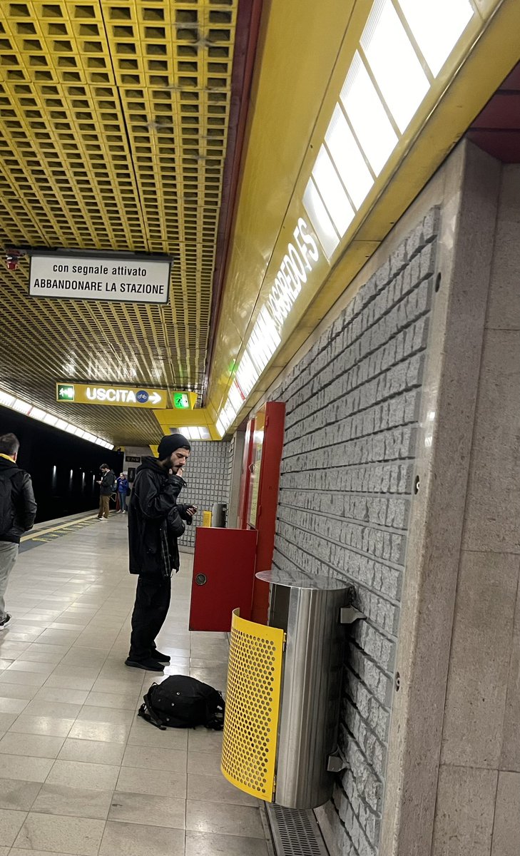 18.30 Rogoredo M3. Lui fuma, ruba acqua, salta i tornelli. Tutto ciò indisturbato e ogni giorno.
<a href="/BeppeSala/">Beppe Sala</a> prova a usare la metro invece dell’auto blu… magari alle 23, poi mi dici. Aiutiamo ATM e i milanesi, grazie!
<a href="/MiBellaDaDio/">MilanoBellaDaDio</a> <a href="/atm_informa/">Azienda Trasporti Milanesi</a> <a href="/ComuneMI/">Comune di Milano</a>