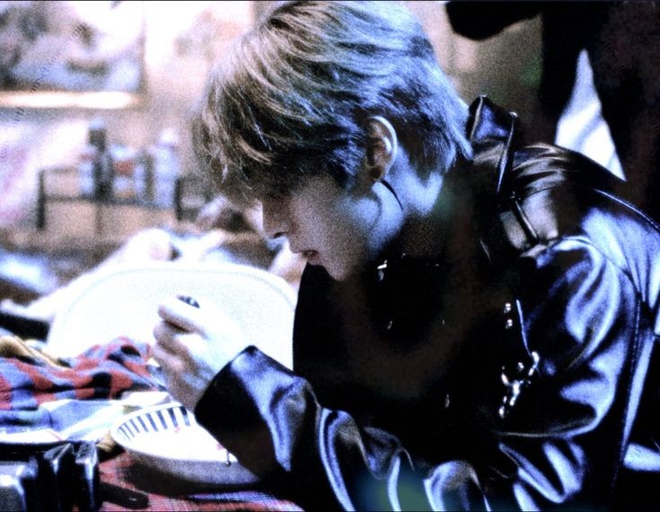 httplotto's tweet photo. // horror 

ji and svngmo enjoy going down to the local thrift stores in the area to find old vintage items to add to their ever growing collections. After svngmo gets busy with finals, ji is left to thrift hunt on his own. One day, he finds a bag full of tapes. https://t.co/aL7fN8Jriw