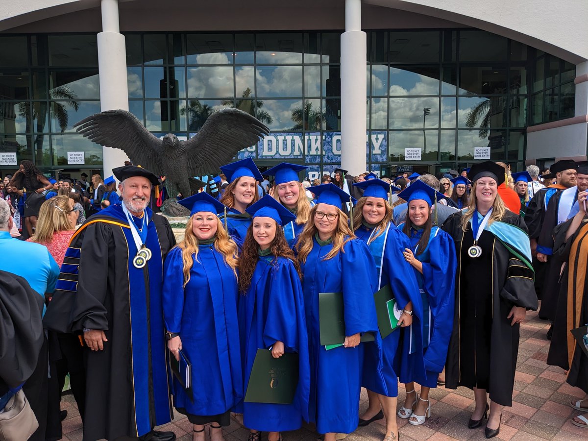 We ❤ seeing our new school counselors graduate! Congratulations to each and every one of them for their outstanding achievements and the bright futures they've earned.
#schoolcounseling