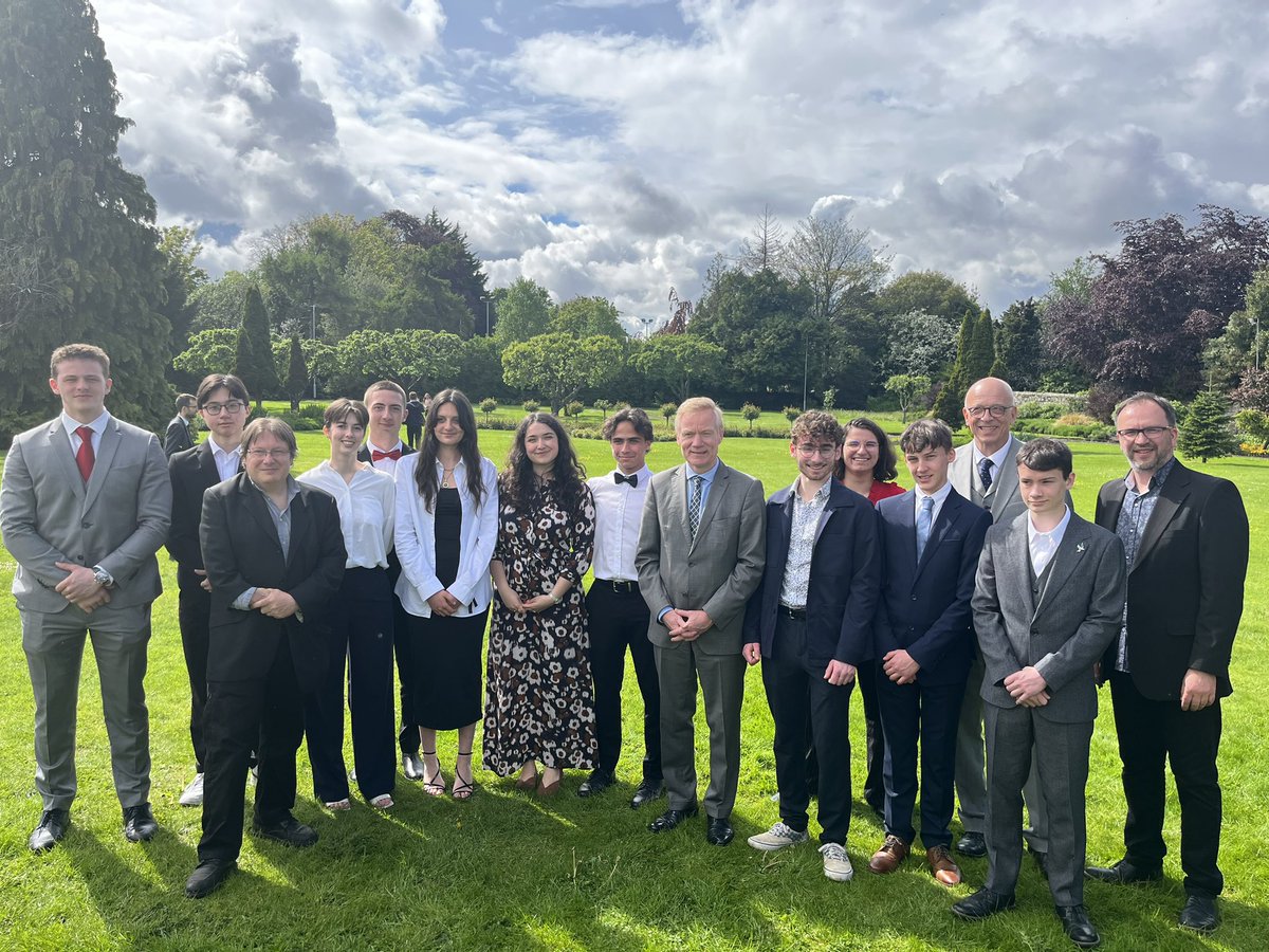 lfidublin's tweet photo. Point d’orgue du festival des maths et de la course au nombre, la remise des récompenses en présence des ambassadeurs de France et d’Allemagne. Merci à toute l’équipe des organisateurs @StKiliansDS @lfidublin #Eurocampus. https://t.co/fuRfipMLY6