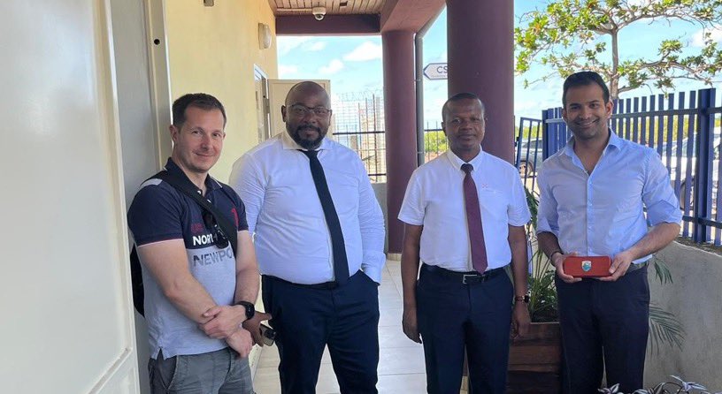 UnionHlm's tweet photo. De très beaux échanges entre l'équipe de l'@UnionHlm   avec  Moussa Ben Ali Moussa, Président de la #CCSUD, Maire de #Bandrélé et Vice-président d’Hippocampe Habitat &amp; #CharaffoudineRamadaniToto, DGS de la CCSUD.
Avec de nouvelles collaborations opérationnelles en perspective. https://t.co/1MO3EW9PGA