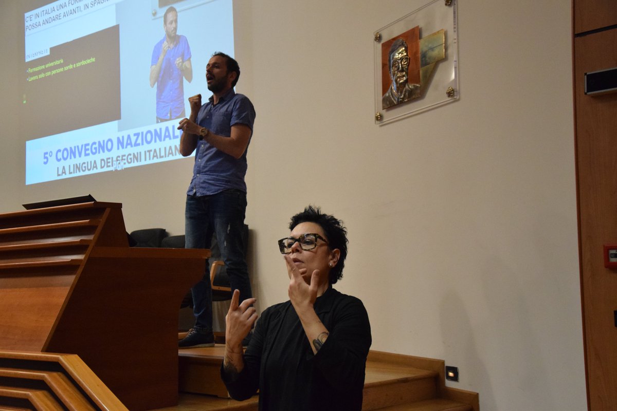 ENS_Italia's tweet image. 🤟#5ConvegnoLIS Alessandro Abbate, ex Segretario Generale del @cgsi_nazionale e Presidente @EUDYouth, chiude la prima giornata di lavori all'@UniCalPortale con la sua relazione "Mediazione comunicativa in Lingua dei Segni".

📄SCOPRI il programma di domani:ens.it/wp-content/upl…