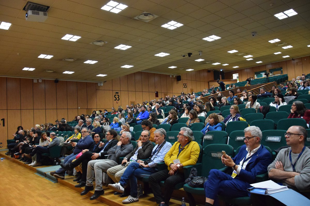ENS_Italia's tweet image. 🤟#5ConvegnoLIS Alessandro Abbate, ex Segretario Generale del @cgsi_nazionale e Presidente @EUDYouth, chiude la prima giornata di lavori all'@UniCalPortale con la sua relazione "Mediazione comunicativa in Lingua dei Segni".

📄SCOPRI il programma di domani:ens.it/wp-content/upl…