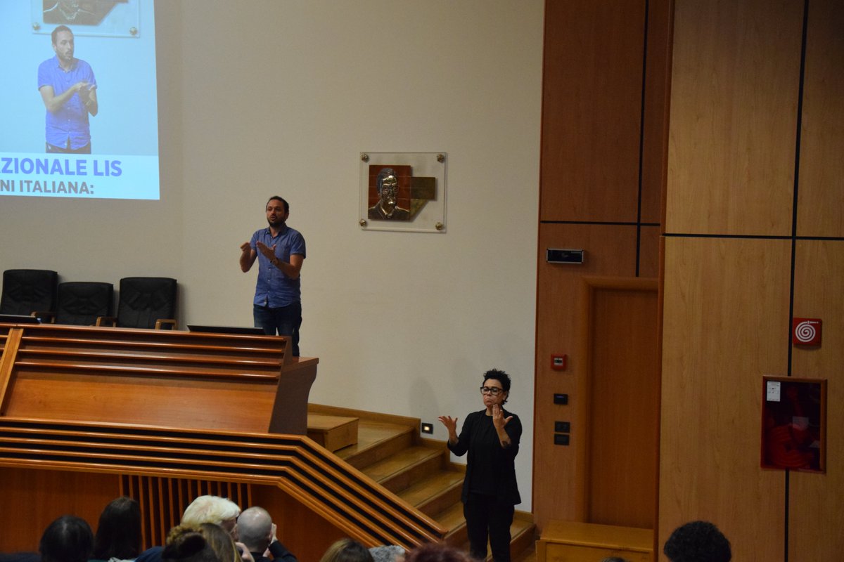ENS_Italia's tweet image. 🤟#5ConvegnoLIS Alessandro Abbate, ex Segretario Generale del @cgsi_nazionale e Presidente @EUDYouth, chiude la prima giornata di lavori all'@UniCalPortale con la sua relazione "Mediazione comunicativa in Lingua dei Segni".

📄SCOPRI il programma di domani:ens.it/wp-content/upl…