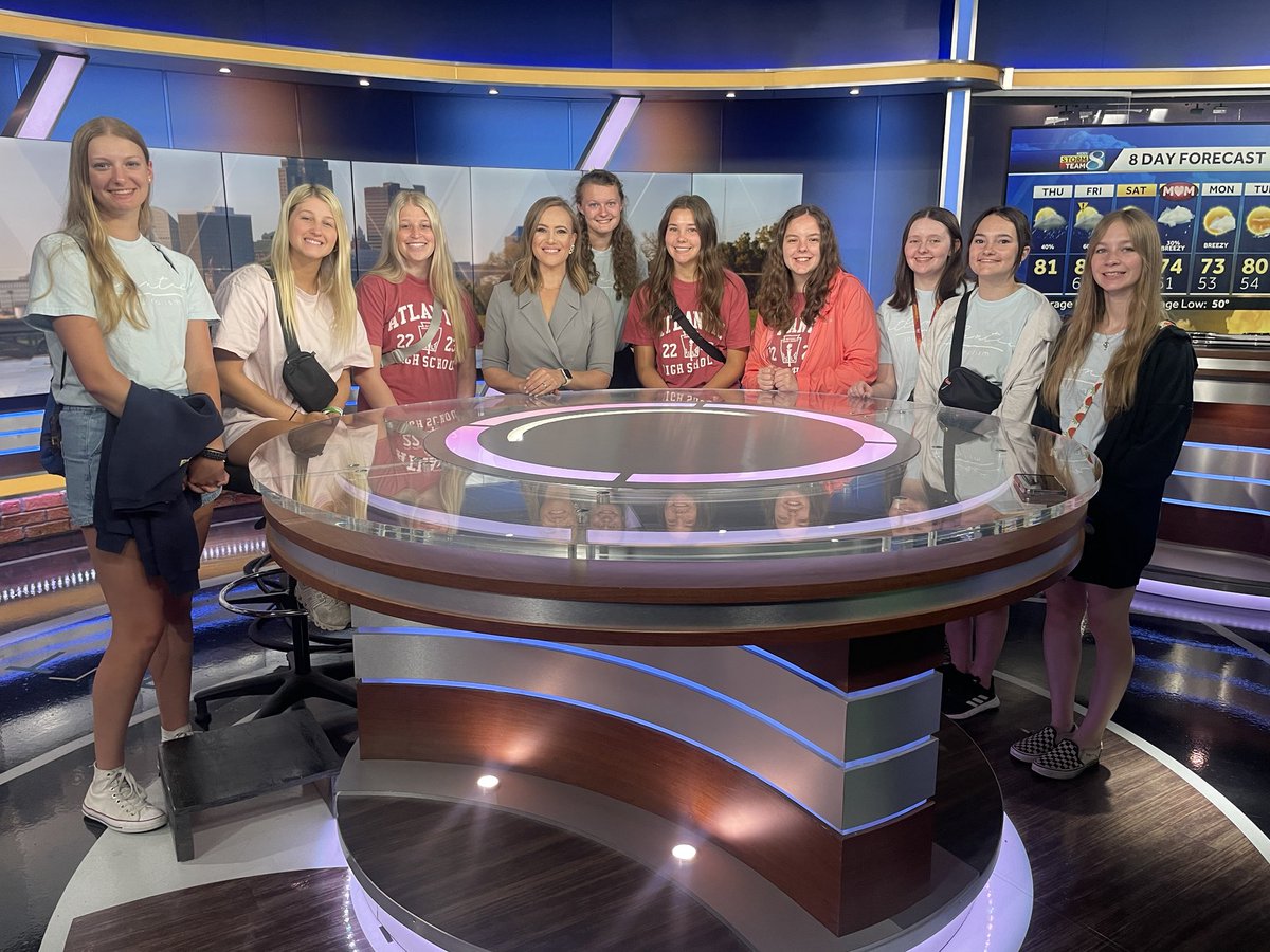 ⁦@AlyxSacks hosts⁩ AHS journalists ⁦<a href="/KCCINews/">KCCI News</a>⁩ ⁦<a href="/QuillandScroll/">Quill and Scroll</a>⁩ Fascinating visit!