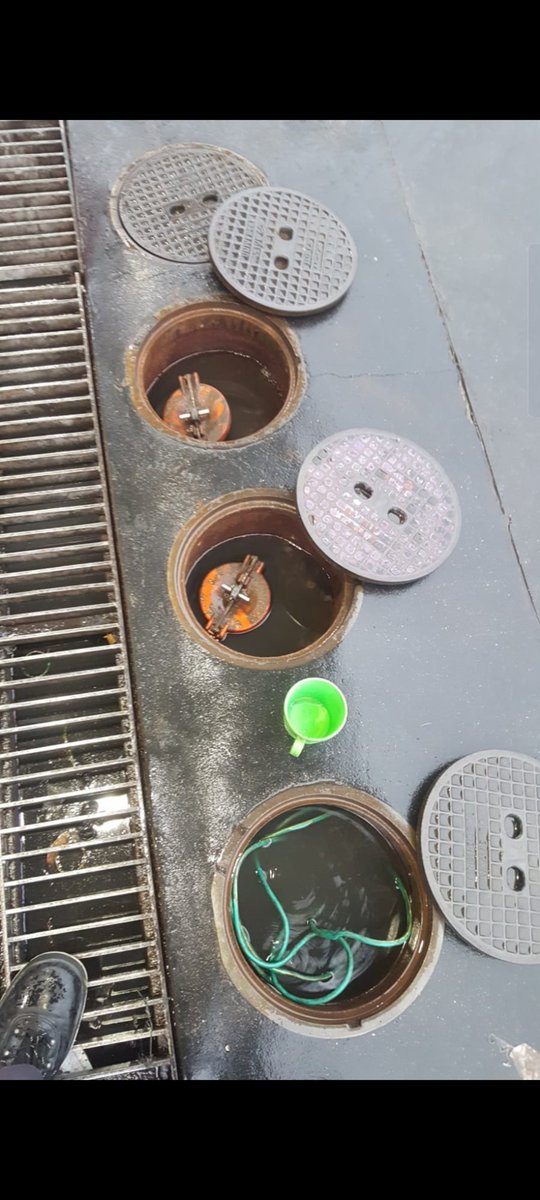 Andrs49073496's tweet photo. @YPFoficial @cronica @todonoticias 
Con las altas subas de combustible en una estación de Carlos spegazzzini al llover el agua brota desde el suelo e ingresa a los tanques de combustible. Desde hace tiempo y nadie hace nada al respecto https://t.co/WTPRkolQfV