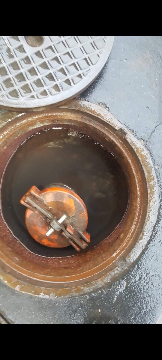 Andrs49073496's tweet photo. @YPFoficial @cronica @todonoticias 
Con las altas subas de combustible en una estación de Carlos spegazzzini al llover el agua brota desde el suelo e ingresa a los tanques de combustible. Desde hace tiempo y nadie hace nada al respecto https://t.co/WTPRkolQfV