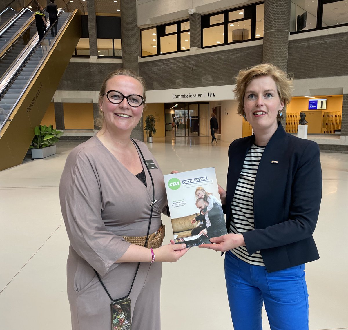 “Het is tijd voor een nieuwe sociale norm voor gezinnen!”
stelt Marjet Winsemius bij de lancering van de lezenswaardige (2de) “Staat van het Gezin” vanmiddag! 

Meer aandacht voor gezinnen is nodig! Zie ook onze cda.nl/gezinsvisie (waarin ook de Staat vhGezin is opgenomen!)