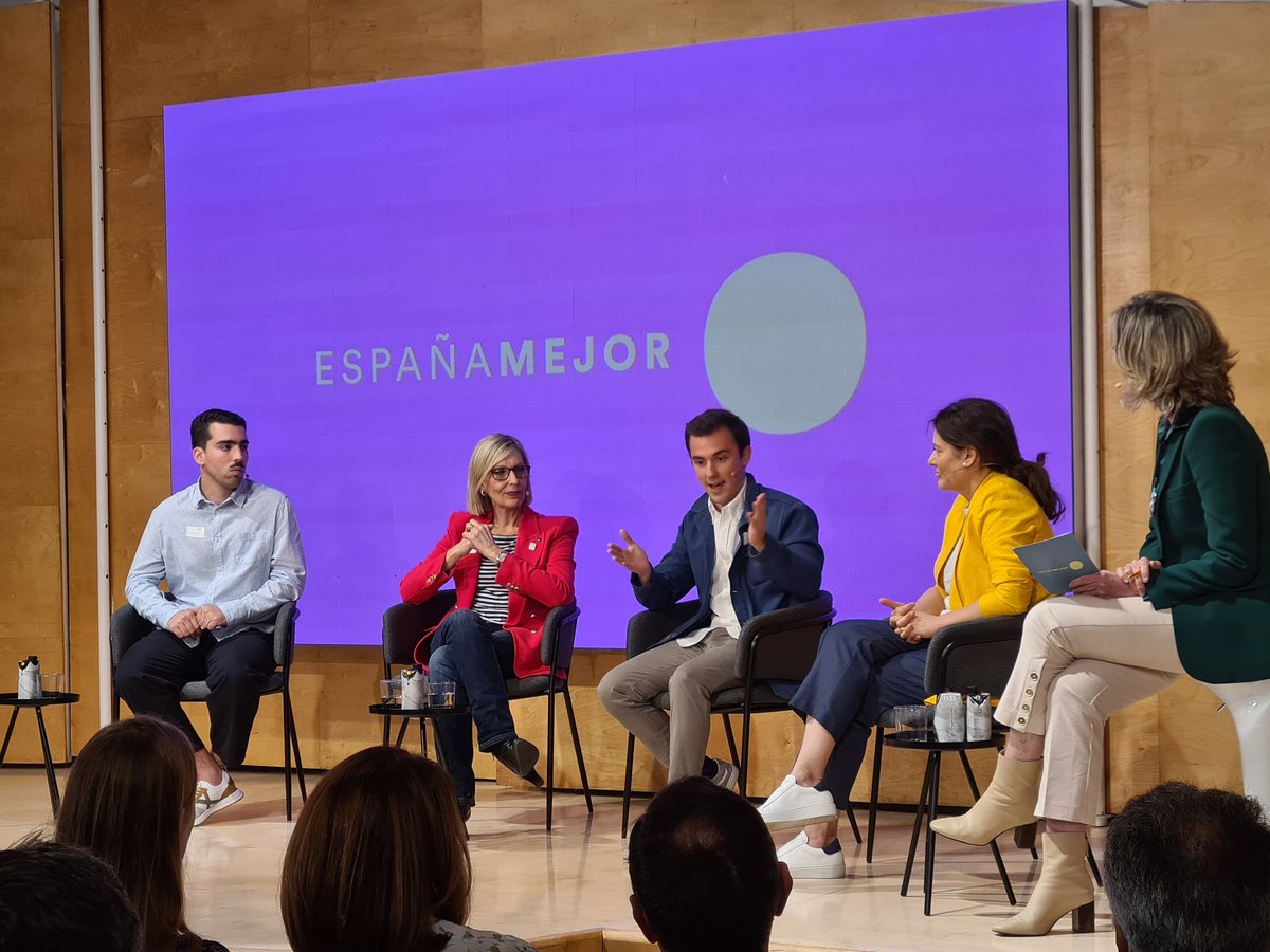 Los compañeros de <a href="/mazinnco/">Mazinn</a> hablando sobre los retos de los jóvenes y cómo trabajar juntos para hacer una #EspañaMejor

<a href="/EsMejorOficial/">España Mejor</a> <a href="/DarwinVerne/">Darwin & Verne</a>