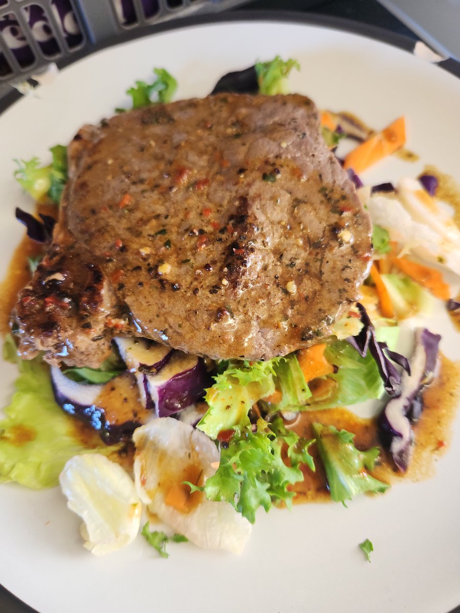 jbwb2020's tweet photo. #DadsCanCook #HouseOfBenjamin
Just fixed dinner for ma pumpkins. Rump steaks, on a bed of summer salad, drizzled in a herb butter and piri piri reduction. https://t.co/mnC4CbwiPg