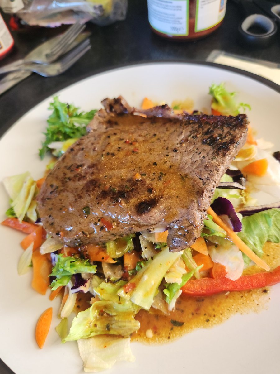 jbwb2020's tweet photo. #DadsCanCook #HouseOfBenjamin
Just fixed dinner for ma pumpkins. Rump steaks, on a bed of summer salad, drizzled in a herb butter and piri piri reduction. https://t.co/mnC4CbwiPg