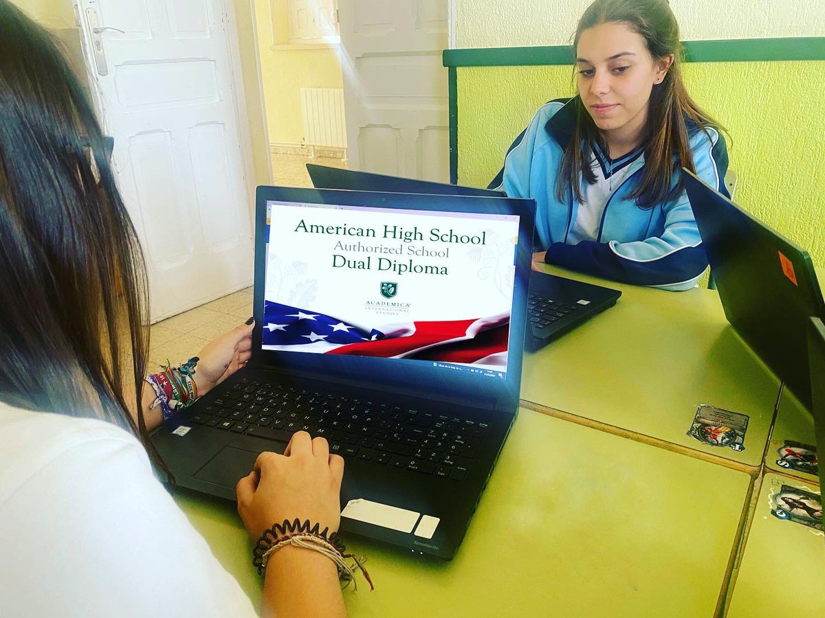milagrosamadrid's tweet photo. Último esfuerzo para nuestros alumnos del #bachilleratodual. Ánimo, campeones. 
#escuelavicenciana #colegiosHHCC https://t.co/FoJHGId80f