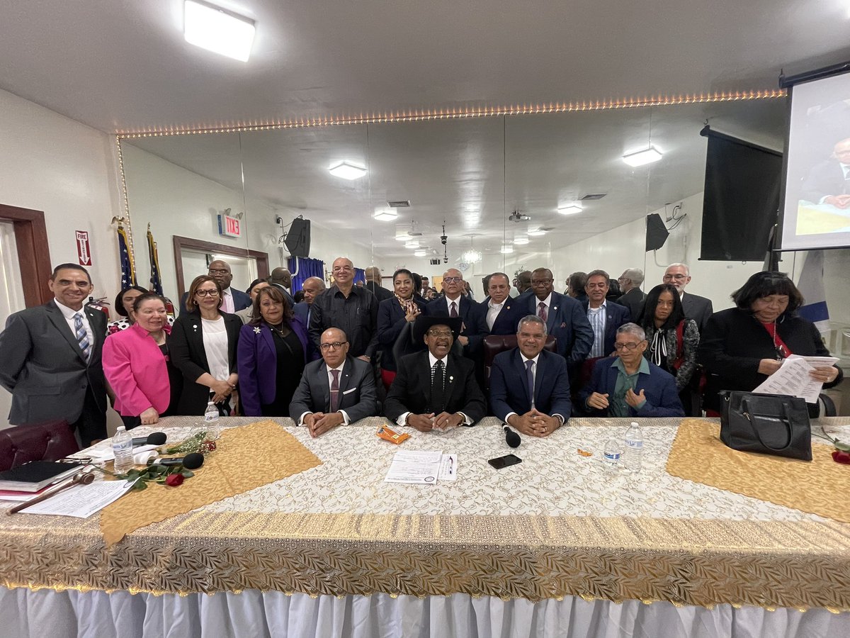 ..al final, invitó al coordinador general y al grupo que le acompañó a pasar a su oficina privada para una foto general.
<a href="/DespachoInfoRD/">Despacho Informativo</a> @Abel24RD <a href="/ParedesMelanio/">Melanio Paredes</a> <a href="/SamuelMunozB/">Samuel Muñoz</a> <a href="/AlejandroF0227/">Alejandro Frias Paredes.</a>