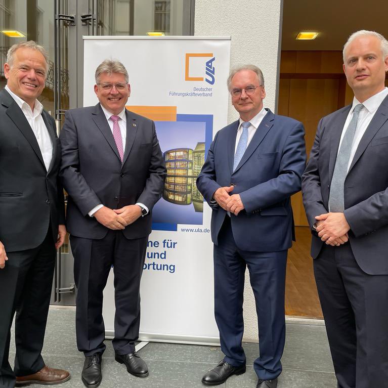 sachsenanhalt's tweet photo. Tag des @ULA_Verband|s in #Berlin. MP @reinerhaseloff über die Herausforderung der Transformation des Industriestandortes #Mitteldeutschland: "Wir müssen einen #Strukturwandel im Land gestalten, um das Mitteldeutsche Revier für den #Kohleausstieg zu wappnen." #SachsenAnhalt https://t.co/8xRFdlMvaE