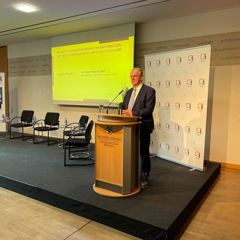 Tag des @ULA_Verband|s in #Berlin. MP <a href="/reinerhaseloff/">Dr. Reiner Haseloff</a> über die Herausforderung der Transformation des Industriestandortes #Mitteldeutschland: "Wir müssen einen #Strukturwandel im Land gestalten, um das Mitteldeutsche Revier für den #Kohleausstieg zu wappnen." #SachsenAnhalt