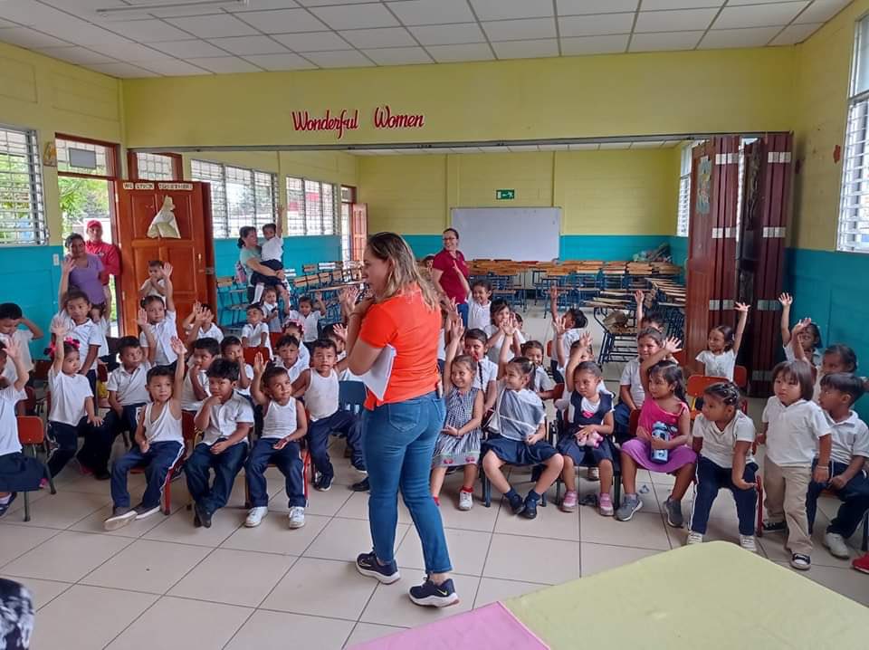 🔰Promotoria Solidaria realiza presentacion de la ➡️ cartilla cuido amoroso de niños y niñas de 0 a 5 🤱👨‍👩‍👦‍👦años con niños de prescolar de la escuela Remigio Salazar, Chinandega 

#2023JuntosVamosAdelante #SomosRed