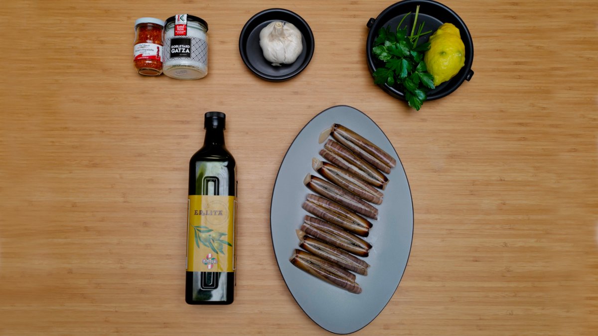 onacook_fr's tweet photo. Couteaux de mer à la Persillade 😋

Demain, le Chef Onacook vous préparera une recette simple et efficace de couteaux de mer à la persillade !
Après avoir goûté on vous garantit que vous ne serez pas "à couteaux tirés" 😉

#Couteaux #Couteauxdemer #persillade https://t.co/2VWi36HOvx