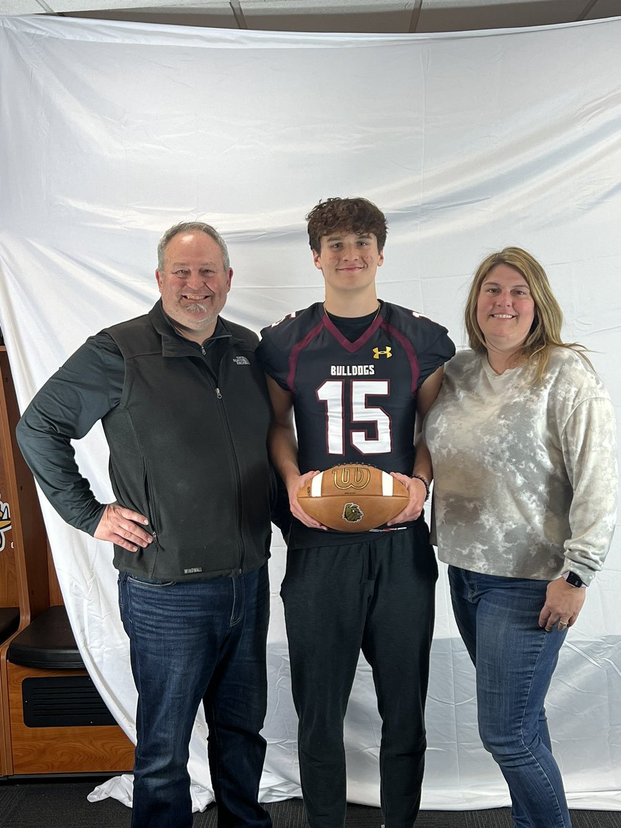 Big thanks to @CoachVogler @CoachWiese and @coachwilliams11 for the Junior Day Visit! I had a great time touring the campus and the amazing facilities! #GoDogs