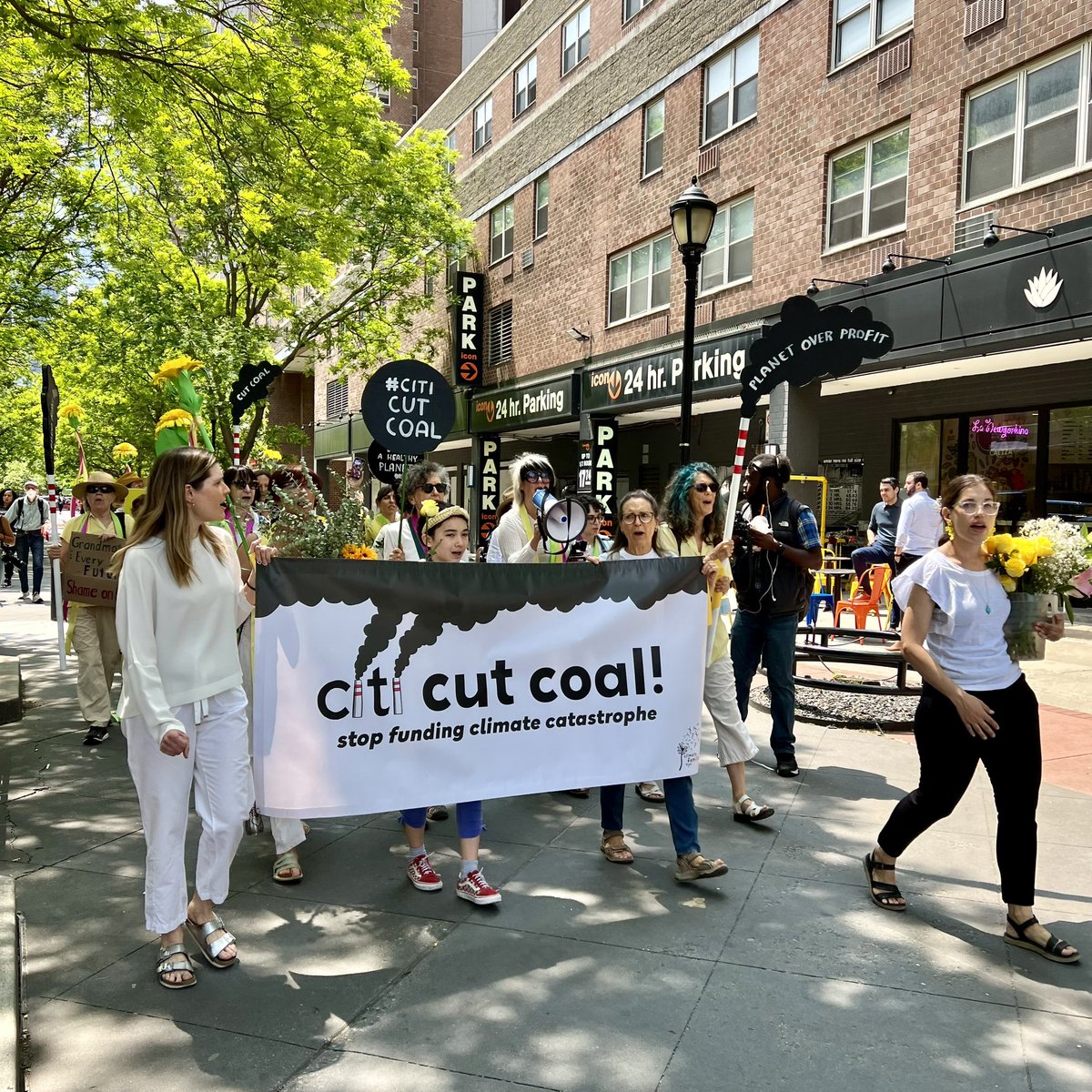 Outside <a href="/Citibank/">Citibank</a> HQ here today with @ClimateFamsNYC to ask mom and CEO Jane Frazier <a href="/AskCiti/">Ask Citi</a> will Jane Frazier be a villain or a hero? Be a hero Jane!