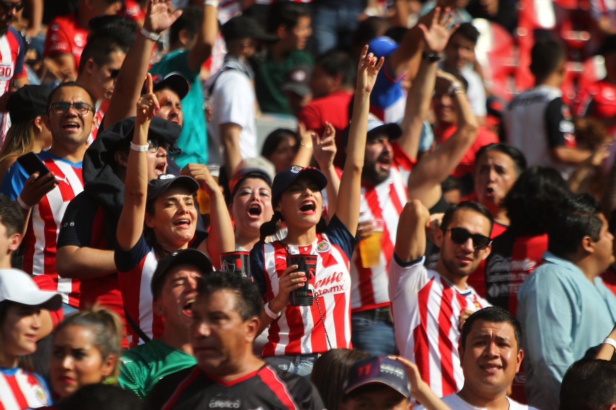 Chivas's tweet photo. 🔴⚪️ ¡JALISCO ROJIBLANCO! ⚪️🔴    

#90MinutosDeUnión 🤜🤛 https://t.co/7ktyf04uma