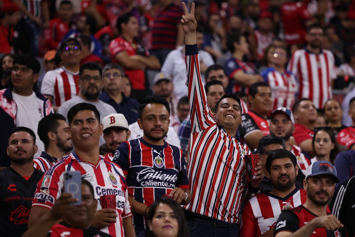 Chivas's tweet photo. 🔴⚪️ ¡JALISCO ROJIBLANCO! ⚪️🔴    

#90MinutosDeUnión 🤜🤛 https://t.co/7ktyf04uma