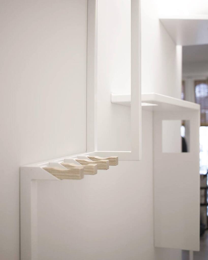 Gustavo quería sacar partido al estrecho pasillo de entrada de su casa. Por un lado que hiciese las veces de mueble recibidor y perchero, y por otro que fuese un espacio donde pudieran moverse los gatos. Aquí podéis ver el resultado. Pasarela discontinua… instagr.am/p/CsHAkCaKUl3/