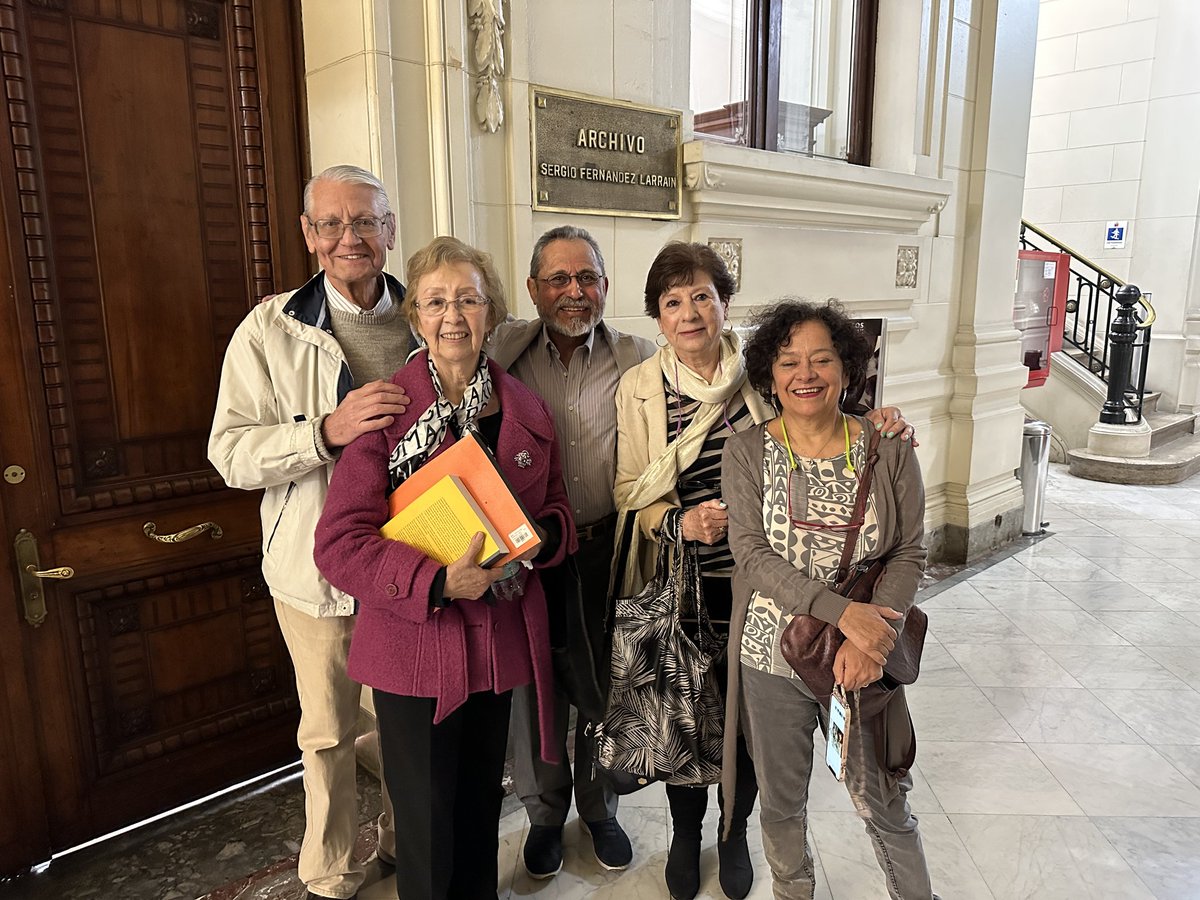 schcmar's tweet photo. El día de ayer, nuestra socia y destacada malacóloga, Prof. Cecilia Osorio, en una emotiva ceremonia  celebró el lanzamiento de su nuevo libro "Moluscos de Rapa Nui" 🐚🌊

Nuestr@s soci@s y colegas se hicieron presentes acompañándola en este nuevo hito de su carrera 👏🏻 https://t.co/gsnwLIqMu1